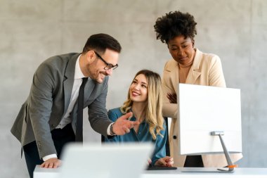 Çok ırklı başarılı iş adamlarının portresi, iş sırasında kurumsal ofiste birlikte çalışmak, konuşmak..