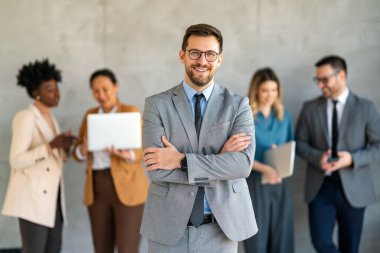 Dijital cihazları olan başarılı çok ırklı iş adamlarının portresi. Başlangıçta çeşitli iş adamları bir arada duruyorlar.