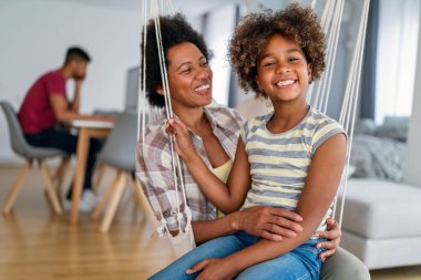 Afro-Amerikan anne şefkatli genç kızı kucaklayan mutlu siyah anne sarılan genç kız sarılan aşk, anne ve çocuk sıcak ilişkisi, annelik kavramı