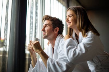 Mutlu, genç bir çift sağlıklı spa merkezinin tadını çıkarıyor. İnsanlar hafta sonunun, tatilin ve aşkın tadını çıkarıyorlar..