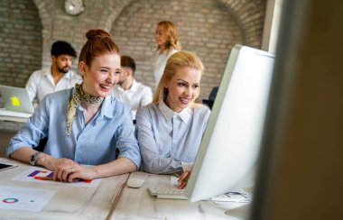 Ortak ofiste birlikte çalışan başarılı çok ırklı iş kadınları. İş adamları bankası takım çalışması ofis kavramını analiz eder