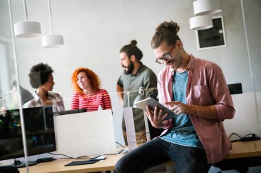 Bir grup iş adamı ve yazılım geliştirici ofiste takım olarak çalışıyorlar. Yapay Zeka, programlama, web tasarım kavramı