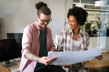Çeşitli çalışanlar, beyin fırtınası sırasında ofiste toplanarak yeni projeleri için yeni fikirleri tartıştılar. Çok ırklı iş arkadaşları toplantı odasında toplanıp toplantıda fikir alışverişinde bulundular..