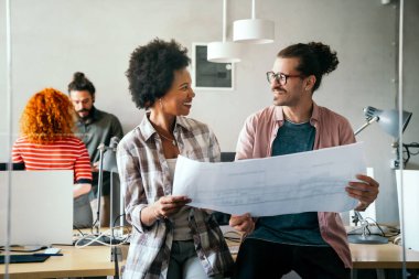 Bir grup genç iş adamı modern ofiste birlikte çalışıyor. İş arkadaşı ofisinde yaratıcı başarılı hipster takımı. Bağımsızlar.