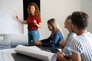 Ofisteki beyin fırtınası sırasında çok kültürlü insanların ortak çalışma süreci. Proje geliştirme konusunda işbirliği yapan çeşitli gençler.
