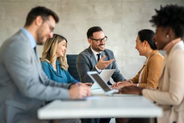 BT 'nin resmi şirket kurma toplantısı. Takım lideri meslektaşlarıyla yeni yaklaşımları ve fikirleri tartışıyor ve beyin fırtınası yapıyor. Girişimcilik ve girişimcilik kavramı.