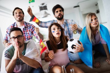 İnsanlar, eğlence, rekabet ve spor konsepti. Mutlu ve üzgün arkadaşlar ya da taraftarlar maç izliyor ya da evde maç izliyorlar