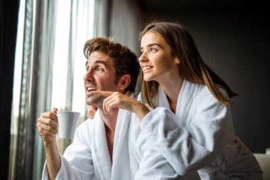 Genç ve güzel bir çift SPA merkezinde eğleniyor ve dinleniyor. İnsanlar hafta sonunun, tatilin ve aşkın tadını çıkarıyorlar..