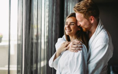 Sağlık haftasonunun ve kaplıcanın tadını çıkaran bir çift. Mutlu erkek ve kadın birlikte rahatlıyor ve kaliteli zaman geçiriyorlar.