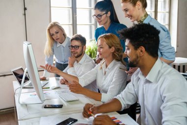 Bir yazılım geliştirme şirketinde çalışan programcılar. Proje üzerinde çalışan iş adamları.