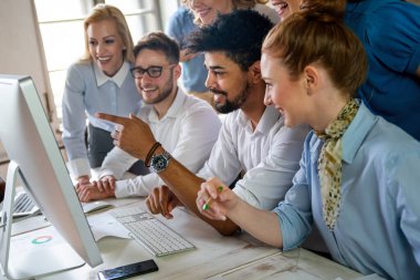 Bir grup iş adamı ve yazılım geliştirici ofiste takım olarak çalışıyorlar. Teknoloji başlangıç konsepti