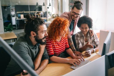 Proje ve programlama üzerine çalışan yazılım mühendisleri. Probleme çözüm bulmak için takım olarak çalışan başlangıç iş grubu