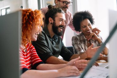 Bir grup iş adamı ve yazılım geliştirici ofiste takım olarak çalışıyorlar. Yapay Zeka, programlama, web tasarım kavramı