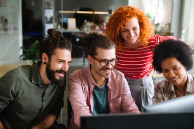 Bir grup iş adamı ve yazılım geliştirici ofiste takım olarak çalışıyorlar. Yapay Zeka, programlama, web tasarım kavramı