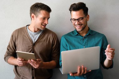 IT şirketinde çalışan programcılar uygulama geliştiriyorlar. İş insanları teknoloji kavramı