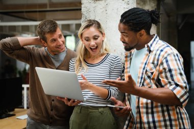 Başarılı çok ırklı tasarımcılar, mimarlar, iş yerindeki iş adamları. Girişim konsepti.