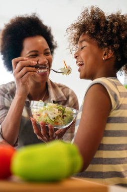 Afrikalı Amerikalı anne ve kızı evde oynuyorlar. Aile tatili ve birliktelik.