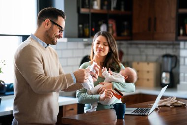 Evde internetten internetten alışveriş yapan çocuklu neşeli bir aile. Modern yaşam tarzı mutlu aile bebeği e-ticaret kavramını seviyor