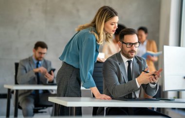 Çok ırklı iş adamları ve yazılım geliştiricilerinden oluşan bir grup ofiste takım olarak çalışıyor. İnsanlar yapay zeka teknolojisi kavramı