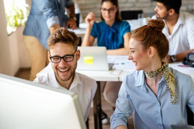 Çok uluslu iş adamlarından oluşan bir grup kendilerini iş eğitiminde geliştiriyor, ofiste buluşuyorlar. İş başarısı eğitimi çeşitli insanlarla tanışma konsepti.