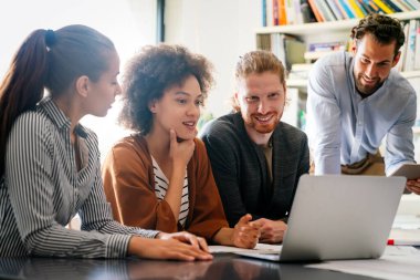 Mutlu, genç, Afro-Amerikan bayan liderleri, dost canlısı çeşitli meslektaşlarıyla toplantı yapıyor. Modern ofis odasında toplanıp proje fikirlerini tartışıyor ya da strateji geliştiriyor..