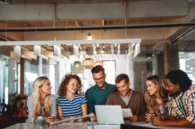 Yazılım mühendisleri şirkette proje ve programlama üzerinde çalışan insanlar. İş adamları konsepti