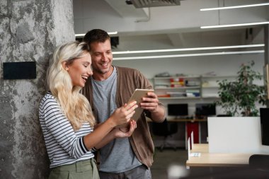 İş adamlarının portresi, kurumsal ofiste tartışan mimarlar. Takım çalışması konsepti.