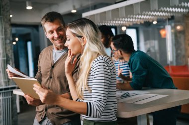 Girişimciler mimarlar iş adamları konferansı modern toplantı odasında