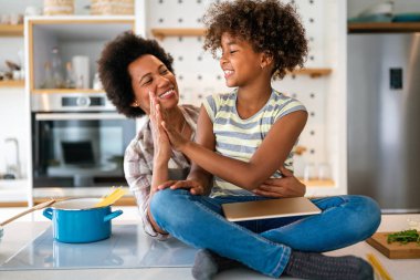 Mutlu Afro-Amerikan bekar annesi uzak eğitim alan bir çocuğa yardım ediyor. Çocuk yuvası internet konseptini çalış