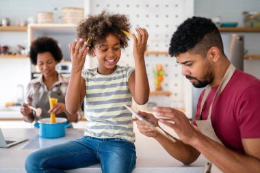 Aile tableti ve evde mutluluk, gelişme ve internet bağlantısı ile öğrenen çocuklar. Erkek, kadın ve kız birlikte kanepede eğitim, oyun ve internet uygulaması teknolojisiyle