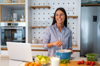 Evinin mutfağındaki bir kadının portresi. Sağlık, diyet ya da beslenme için. Gülümse, sağlıklı beslenen mutlu bir dişiyle yemek ve yemek yap.