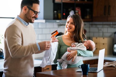 Aile sevgisi bebek konsepti. Genç ebeveynler yeni doğan çocukla mutlu anlar geçirirler.