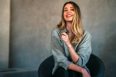 Ofiste genç bir bayan tasarımcının portresi var. Başarılı kadın, serbest çalışan, iş kadını.