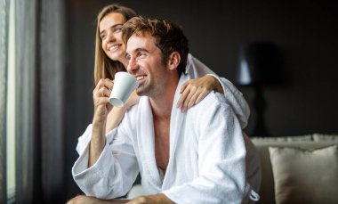 Sağlık haftasonunun ve kaplıcanın tadını çıkaran bir çift. Mutlu erkek ve kadın birlikte rahatlıyor ve kaliteli zaman geçiriyorlar.