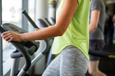 Modern fitness salonunda egzersiz yapan bir grup mutlu genç insan. Spor insanları egzersiz konsepti
