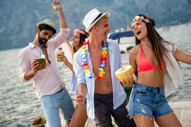 Bir grup çok ırklı arkadaş yaz tatilinde Hawaii partisinin tadını çıkarıyor. Yaz atmosferi, seyahat konsepti.