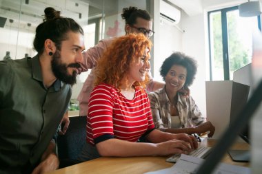 Bir grup iş adamı ve yazılım geliştirici ofiste takım olarak çalışıyorlar. Yapay Zeka, programlama, web tasarım kavramı