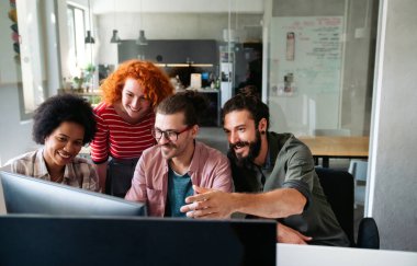Proje ve programlama üzerine çalışan yazılım mühendisleri. Probleme çözüm bulmak için takım olarak çalışan başlangıç iş grubu.