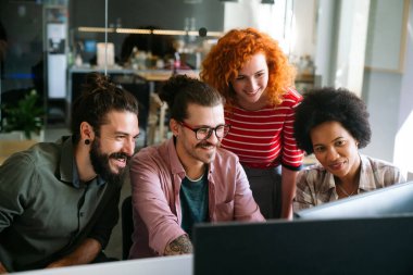 Proje ve programlama üzerine çalışan yazılım mühendisleri. Probleme çözüm bulmak için takım olarak çalışan başlangıç iş grubu.