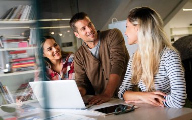 Başarılı çok ırklı tasarımcılar, mimarlar, iş yerindeki iş adamları. Girişim konsepti.