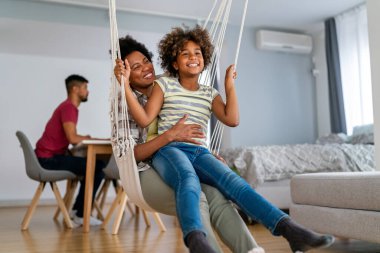 Birliktelik aile kavramı. Mutlu Afro-Amerikan anne ve kızı evde birlikte eğleniyor.