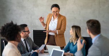 Çeşitli iş adamları ofiste toplanarak beyin fırtınası yaparken yeni proje için yeni fikirleri tartıştılar. Çok ırklı iş arkadaşları toplantı odasında toplandı.