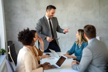 BT 'nin resmi şirket kurma toplantısı. Takım lideri meslektaşlarıyla yeni yaklaşımları ve fikirleri tartışıyor ve beyin fırtınası yapıyor. Girişimcilik ve girişimcilik kavramı.