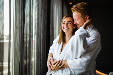 Çift hafta sonunun keyfini çıkarıyor ve sabahları evde huzurlu anlar geçiriyorlar.