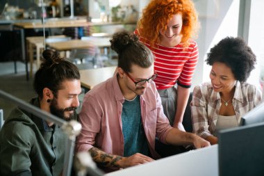 Proje ve programlama üzerine çalışan yazılım mühendisleri. Probleme çözüm bulmak için takım olarak çalışan başlangıç iş grubu
