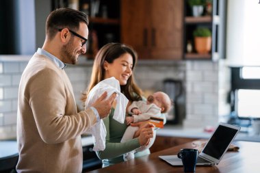 Evde internetten internetten alışveriş yapan çocuklu neşeli bir aile. Modern yaşam tarzı mutlu aile bebeği e-ticaret kavramını seviyor
