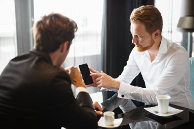 İki başarılı iş adamı arasında sıradan bir iş görüşmesi. Başarılı bir proje, resmi giyimli iki iş adamı kafede tartışıyor..