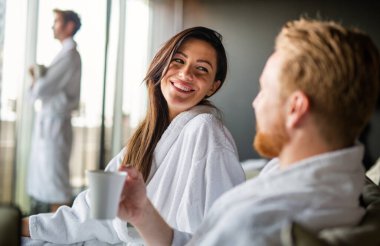 Mutlu, genç bir çift sağlıklı spa merkezinin tadını çıkarıyor. İnsanlar hafta sonunun, tatilin ve aşkın tadını çıkarıyorlar..