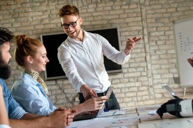 Genç yaratıcı pazarlama uzmanlarından oluşan bir ekip başlangıç ofisinde çalışırken beyin fırtınası yapıyor. Tasarımcı mimar pazarlama toplantısı konsepti