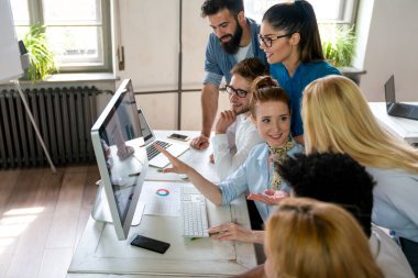 Sunum sırasında başarılı ve mutlu bir grup insan yazılım mühendisliği ve iş öğreniyor. Yetişkin eğitimi kavramı.